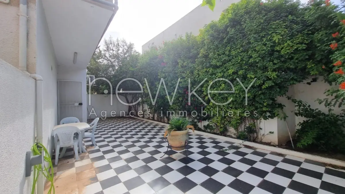 Rez de chaussée de villa s+3 meublé à la Marsa