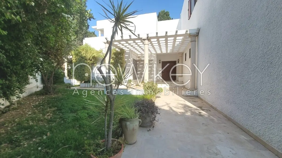 Une belle villa s+6 à la Marsa