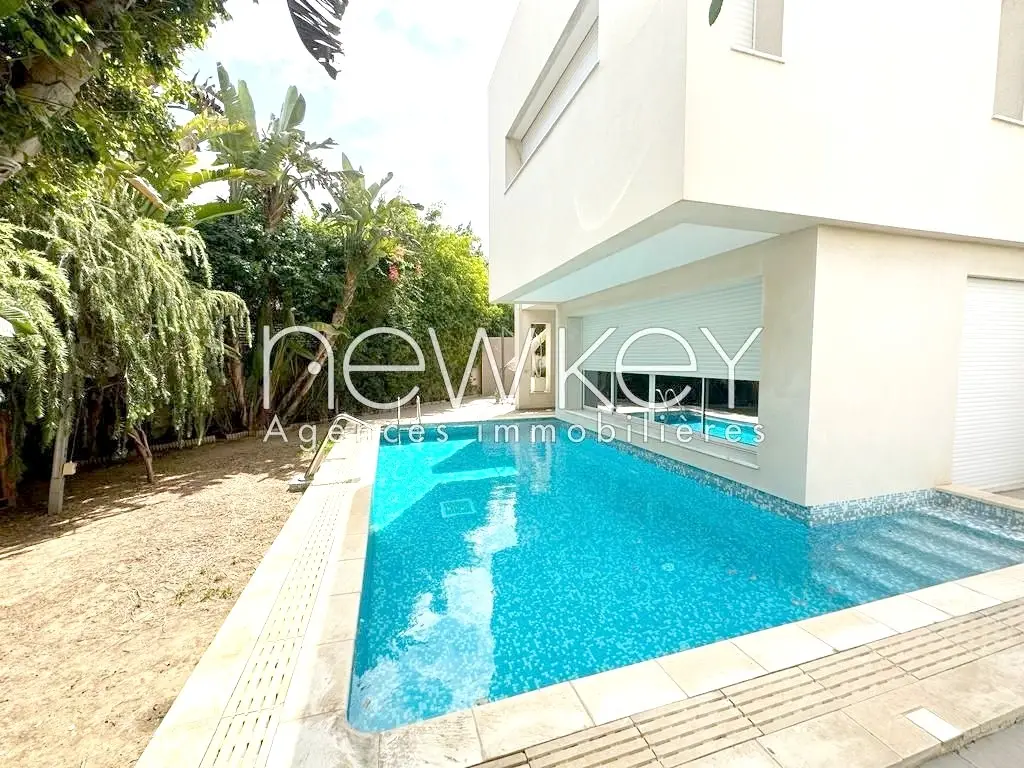 Villa avec piscine et jardin à vendre aux Berges du Lac 2