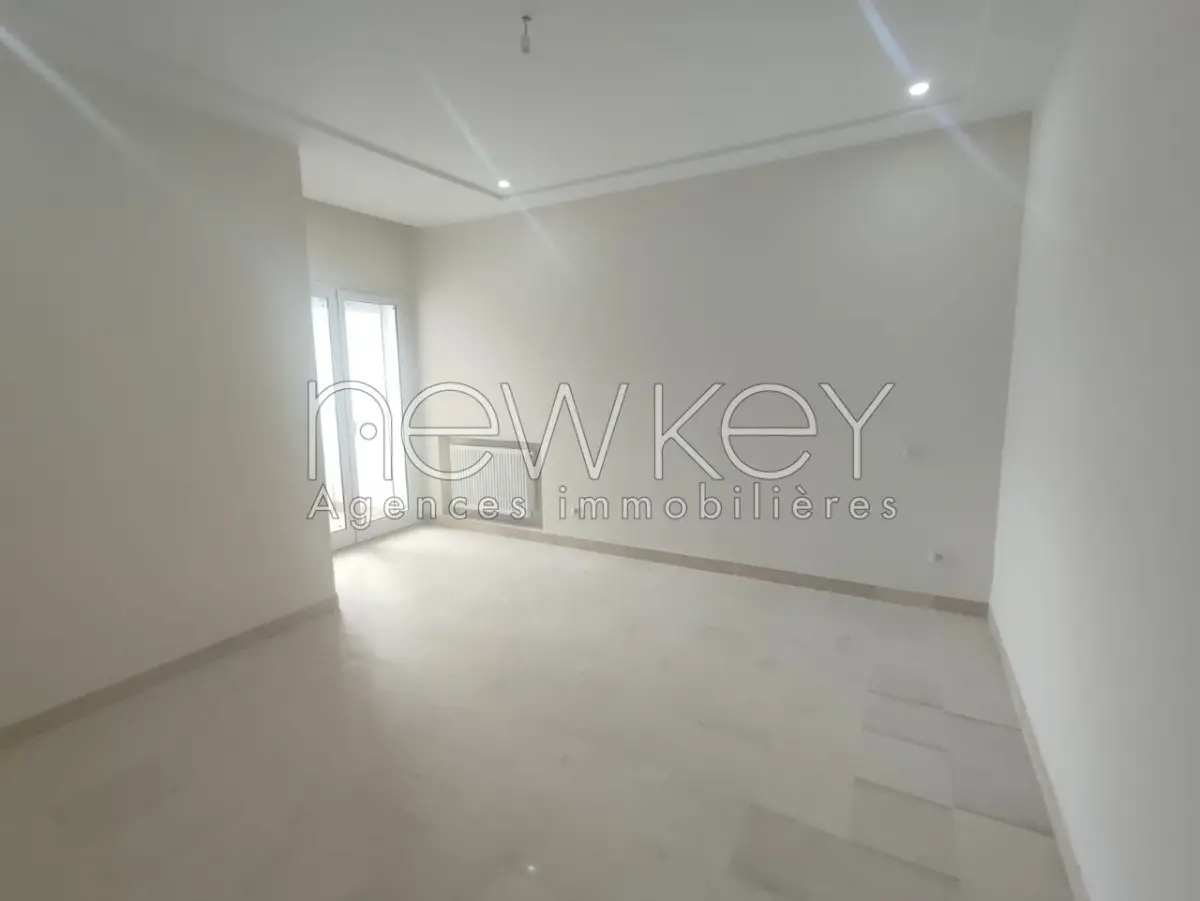 Un Appartement S+3 avec jardin à La Soukra