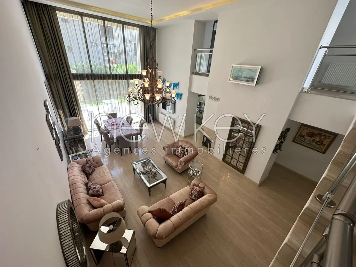 Un Superbe Triplex avec jardin à louer à La Soukra