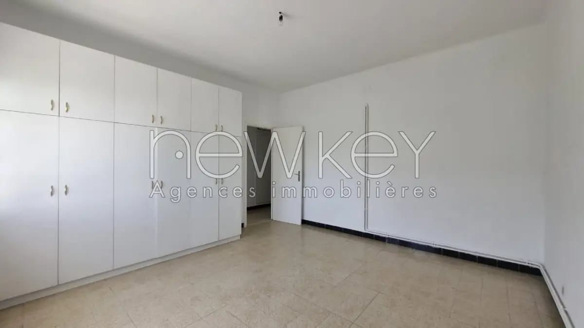 Etage de villa s+5 a la Marsa
