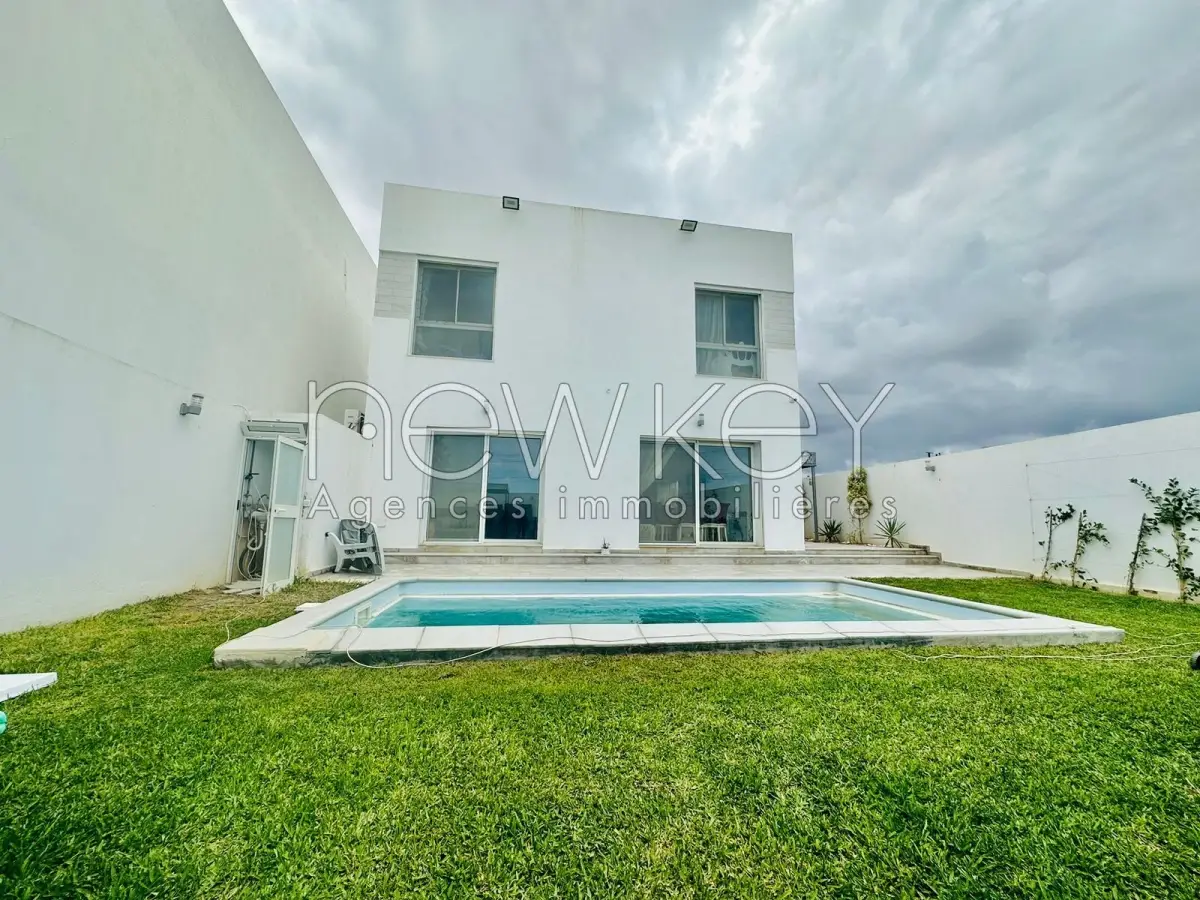 Une Belle Villa avec piscine à louer à La Soukra