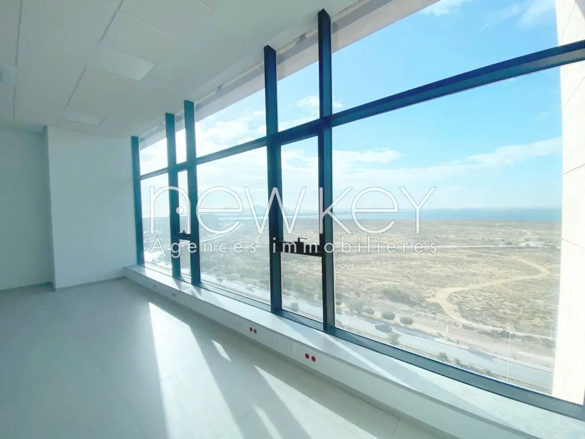 Un étage de bureaux neuf vue lac à louer