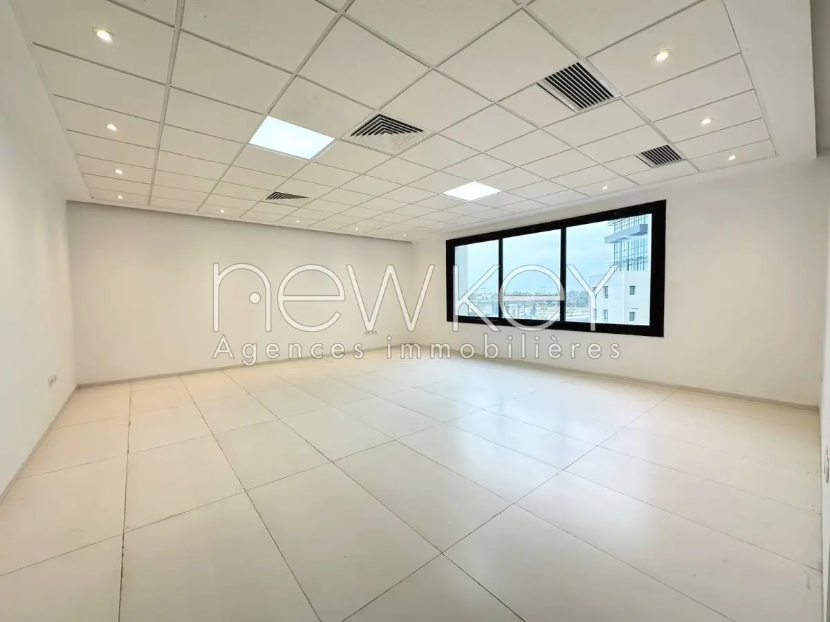 Bureau open-space de 293m² à louer au Lac 2
