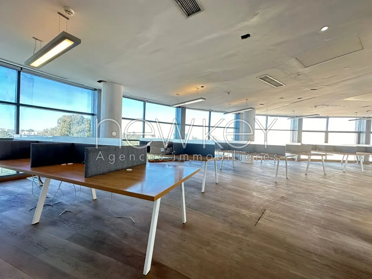Bureau Open-space 200m² à louer au Lac 2