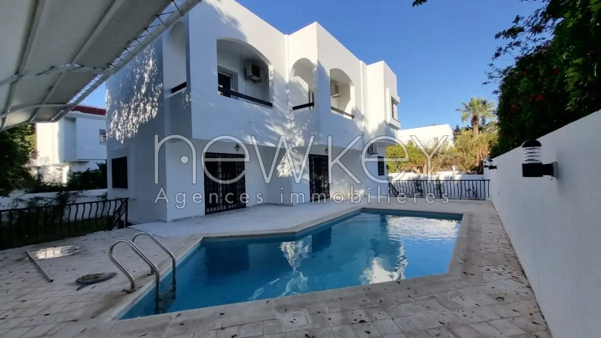 villa s+4 avec piscine à La Marsa