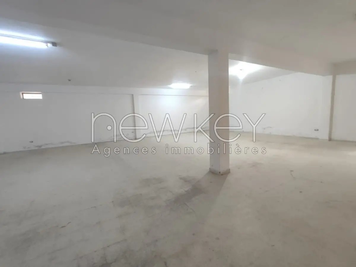 Un Dépôt de 400 m² à louer à La Soukra