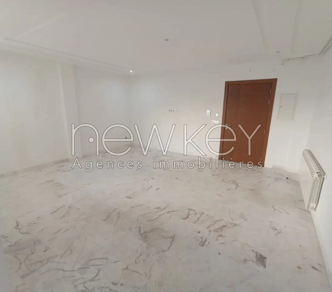 Appartement S+2 à usage d'habitation ou bureautique à vendre à La Soukra