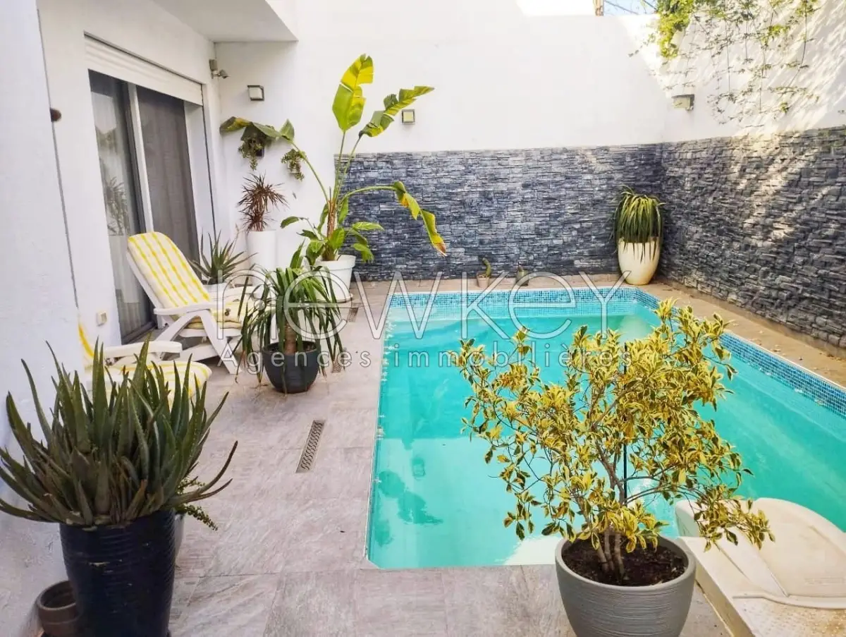 Une Superbe Villa S+3 avec piscine à vendre à La Soukra
