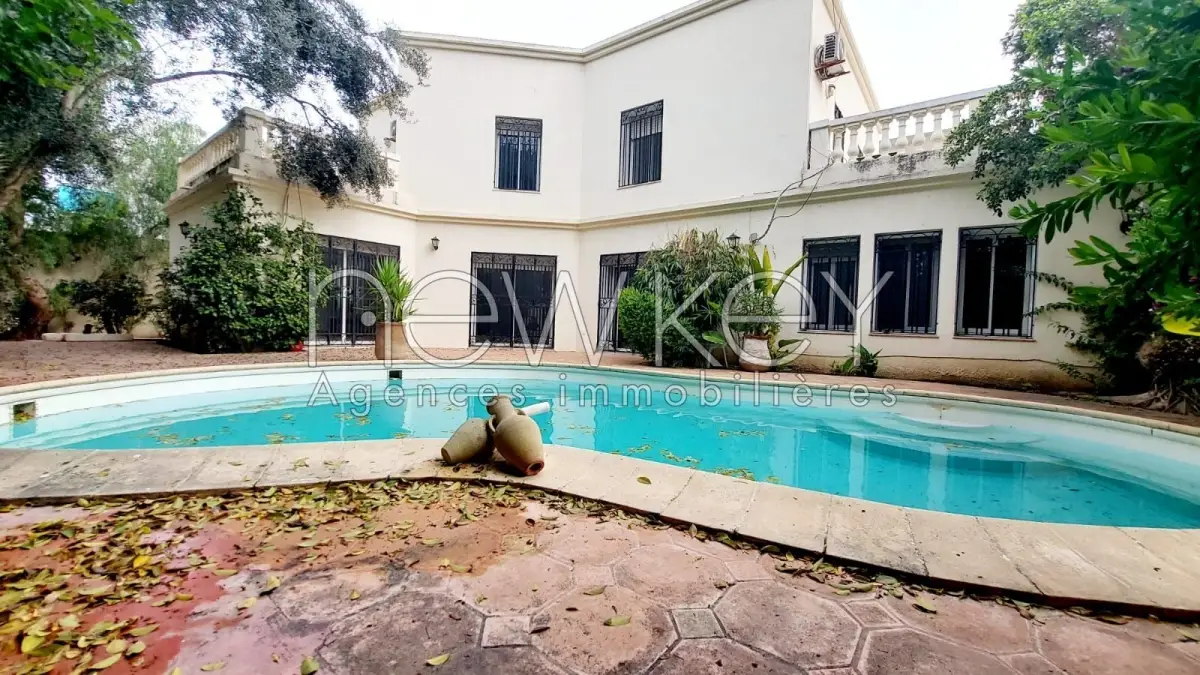 Magnifique villa S+5 à la Marsa