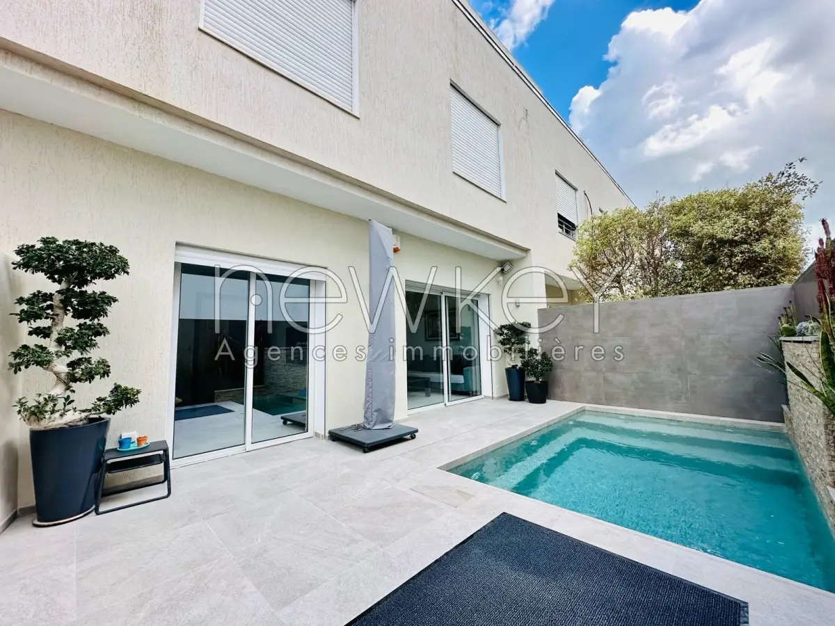 Une Villa en triplex S+5 avec piscine à vendre à La Soukra