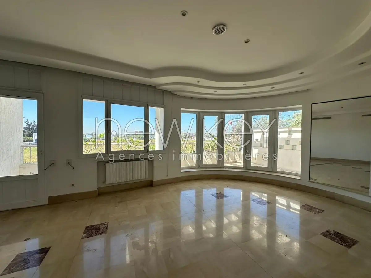 Villa avec jardin à louer au Lac 1