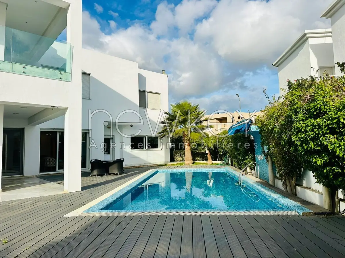 Villa avec piscine et jardin à louer au Lac 2