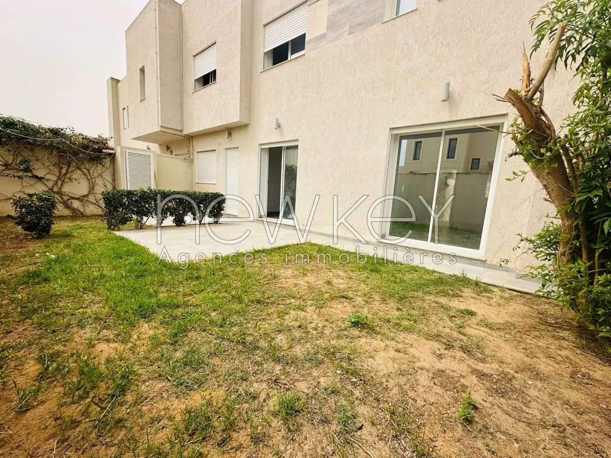 Duplex S+4 avec jardin à louer à La Soukra