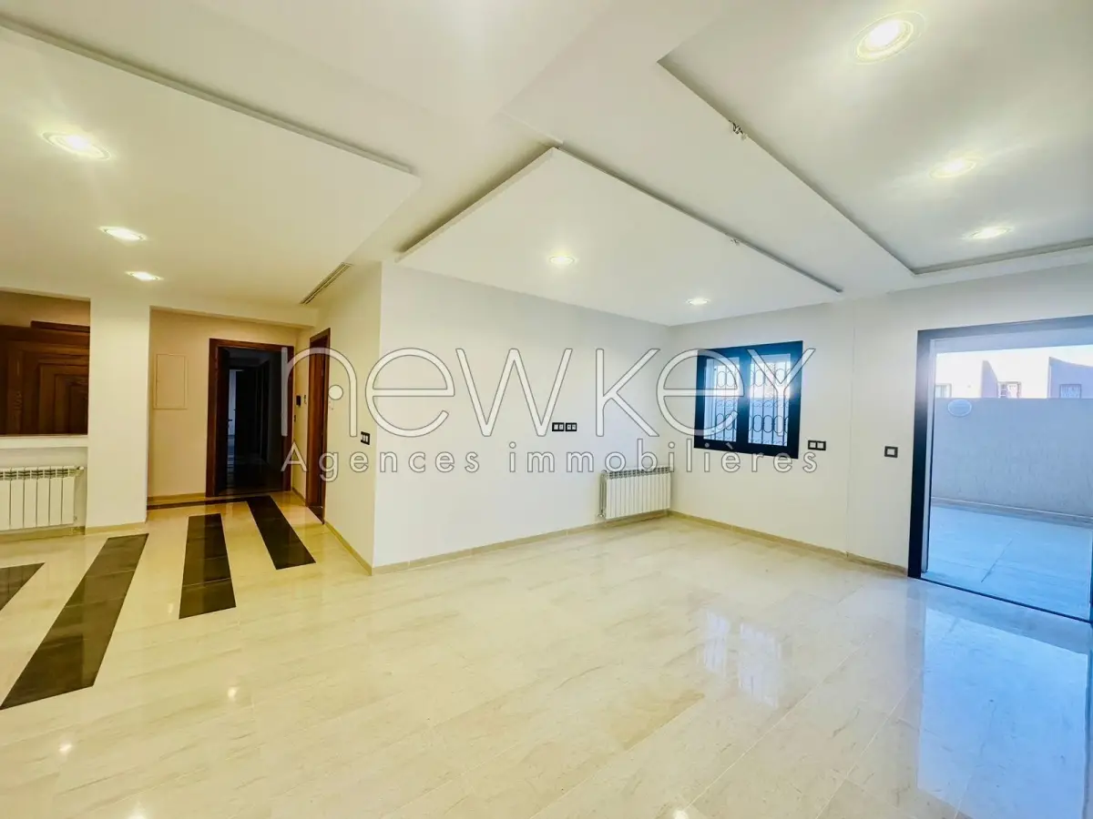Un Appartement S+3 avec terrasse à La Soukra