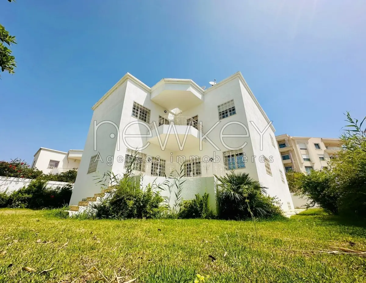 villa avec jardin à usage bureautique à louer au lac 2