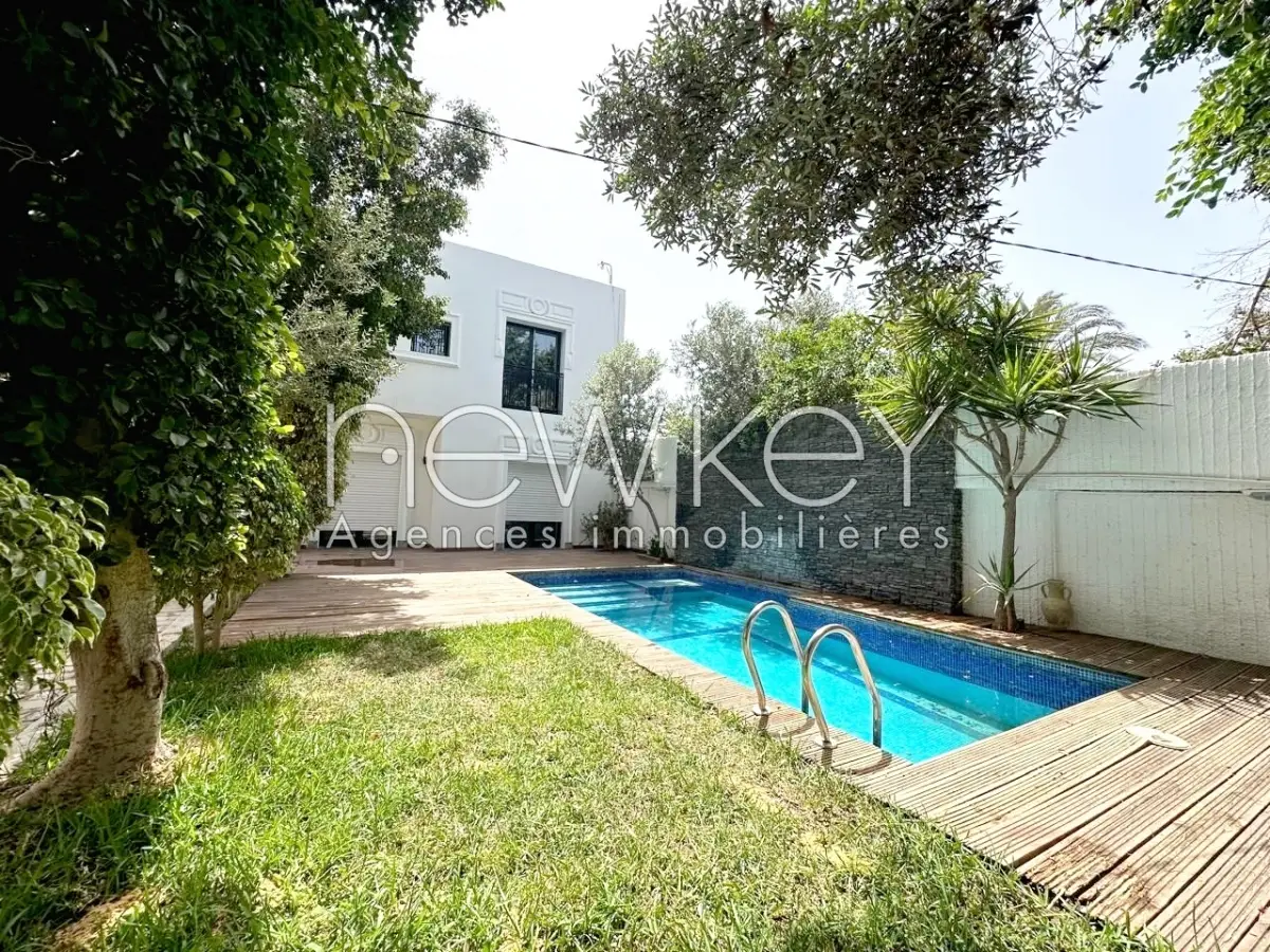 Une Belle Villa avec piscine à vendre à La Soukra