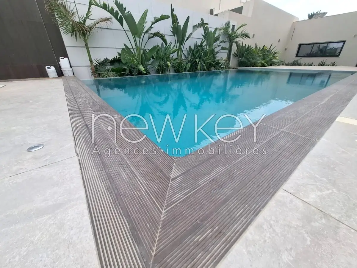 Une Splendide Villa S+6 avec piscine à La Soukra