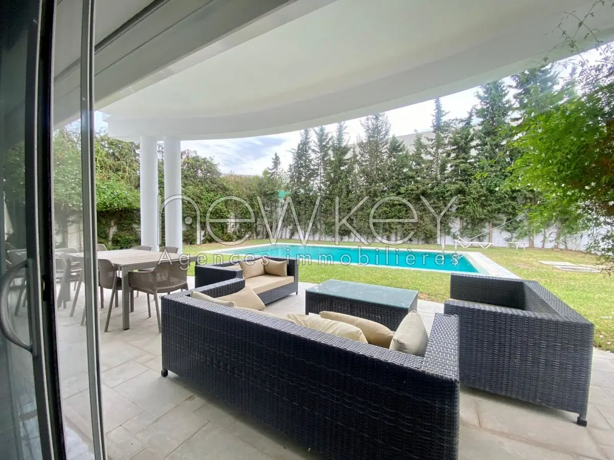 Villa avec piscine et jardin à louer au Lac 2