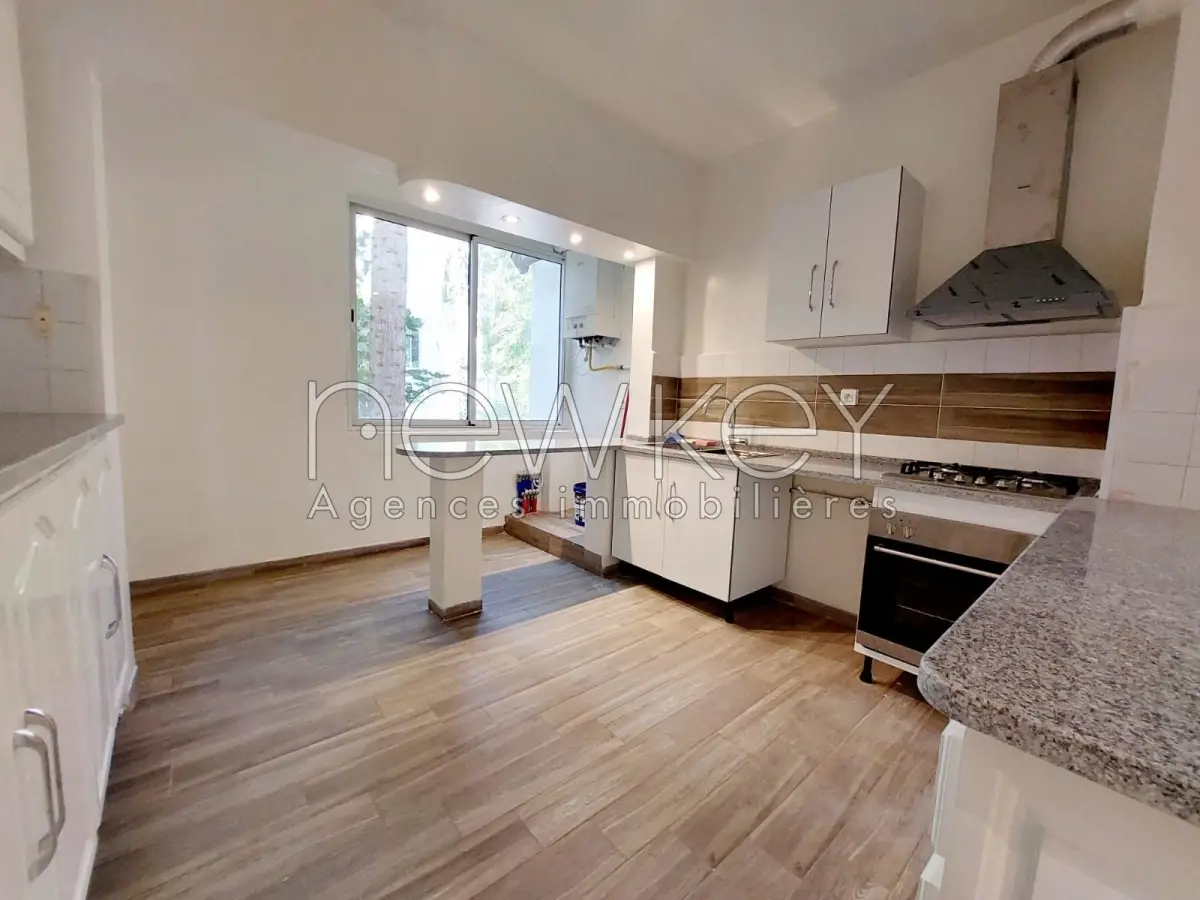 Appartement Spacieux S+2 à Cité les pins