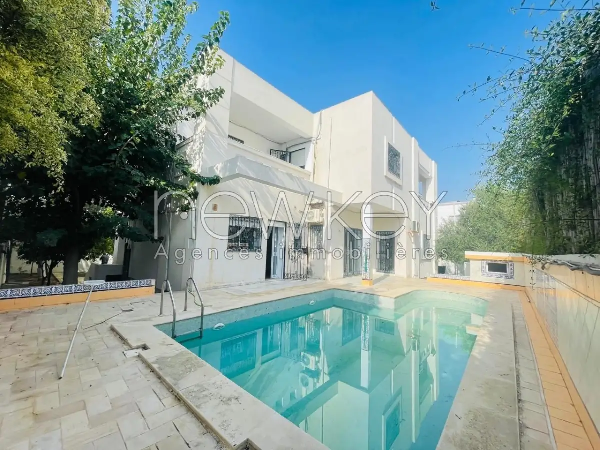 Villa avec piscine et jardin à louer au Berge du Lac 2
