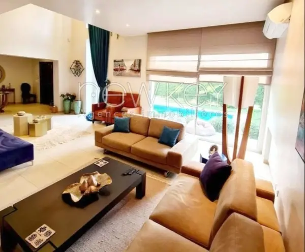 Splendide Villa avec piscine à Louer à La Soukra