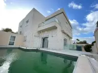 Villa moderne avec piscine et jardin à louer aux Berges du Lac 2 - 1