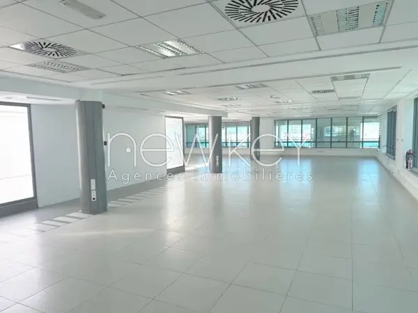Etage de bureau open-space à louer au Lac 2