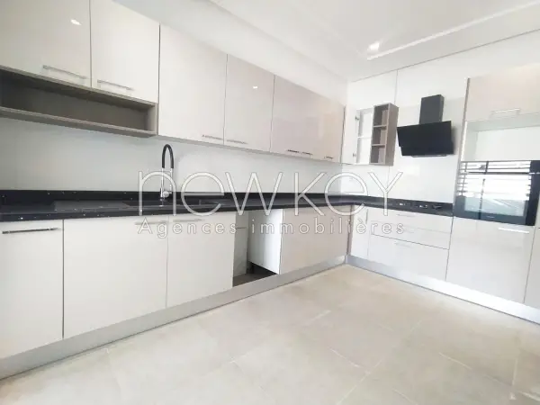 Un Appartement S+3 avec terrasse à vendre à La Soukra