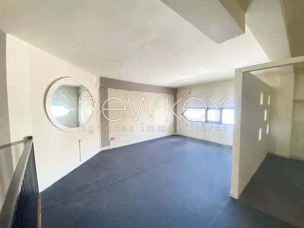 Local commercial en duplex aux Berges du Lac 1