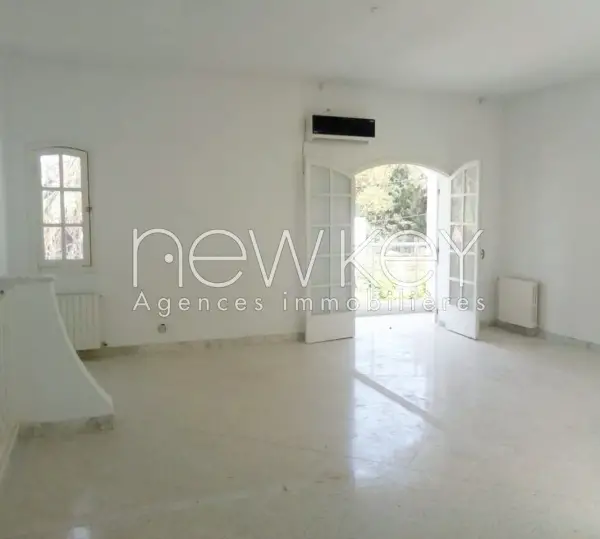 Une grande villa S+4 à louer à La Soukra