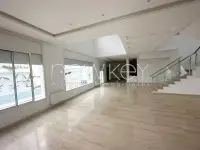 Une Splendide Villa avec piscine à louer à La Soukra - 2