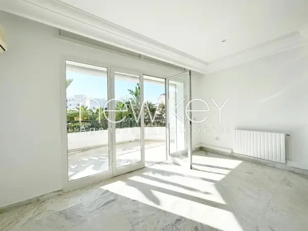 Etage de villa à usage de bureaux à louer au Lac 2
