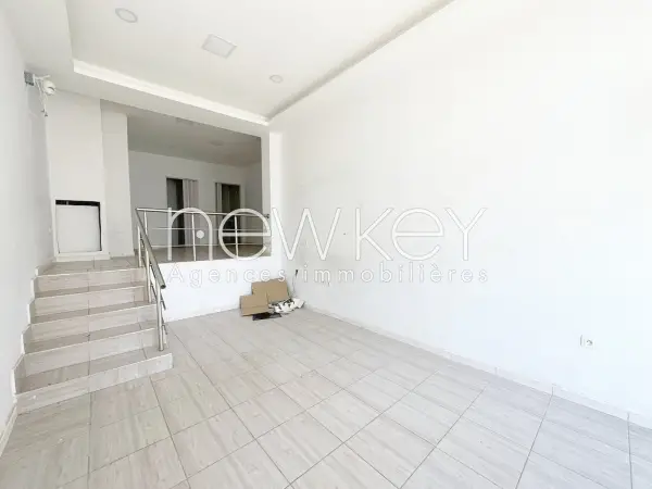 Local commercial de 44m² à louer au Lac 2