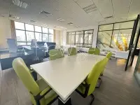 Bureau de 215 m² à louer au Lac 2 - 4