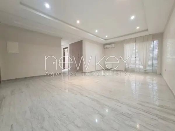 Un Appartement S+3 à vendre à La Soukra