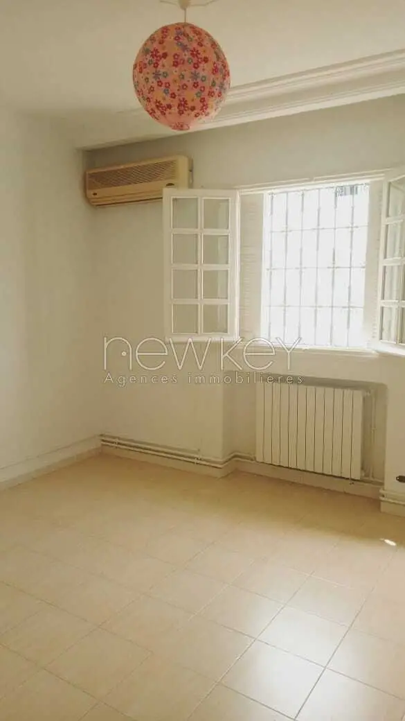 Etage de villa s+3 à la Marsa