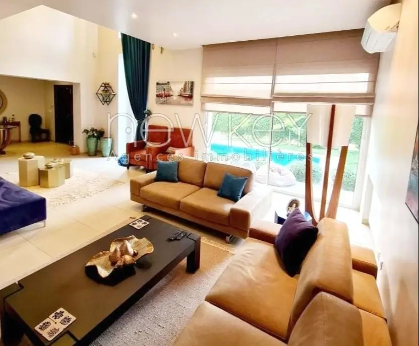 Splendide Villa avec piscine à Louer à La Soukra