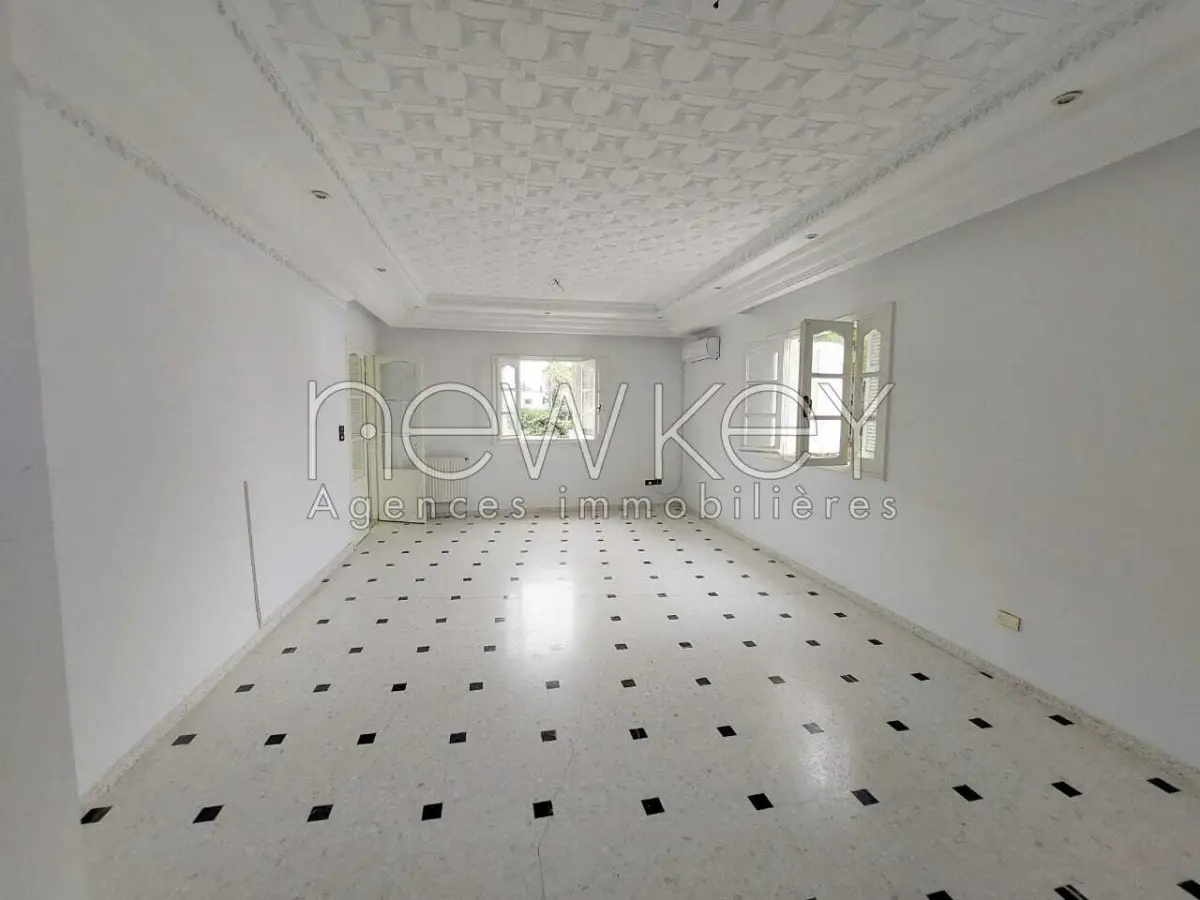 Etage de villa s+3 La Marsa