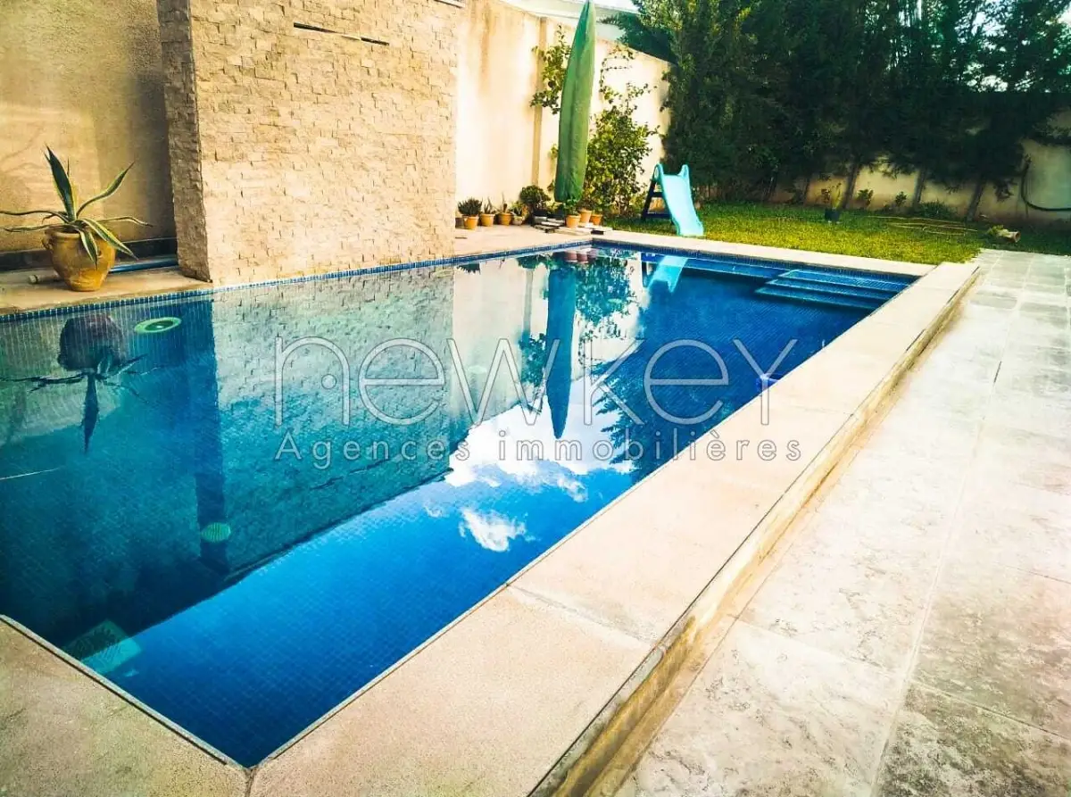 Une Belle Villa  avec piscine à vendre à La Soukra