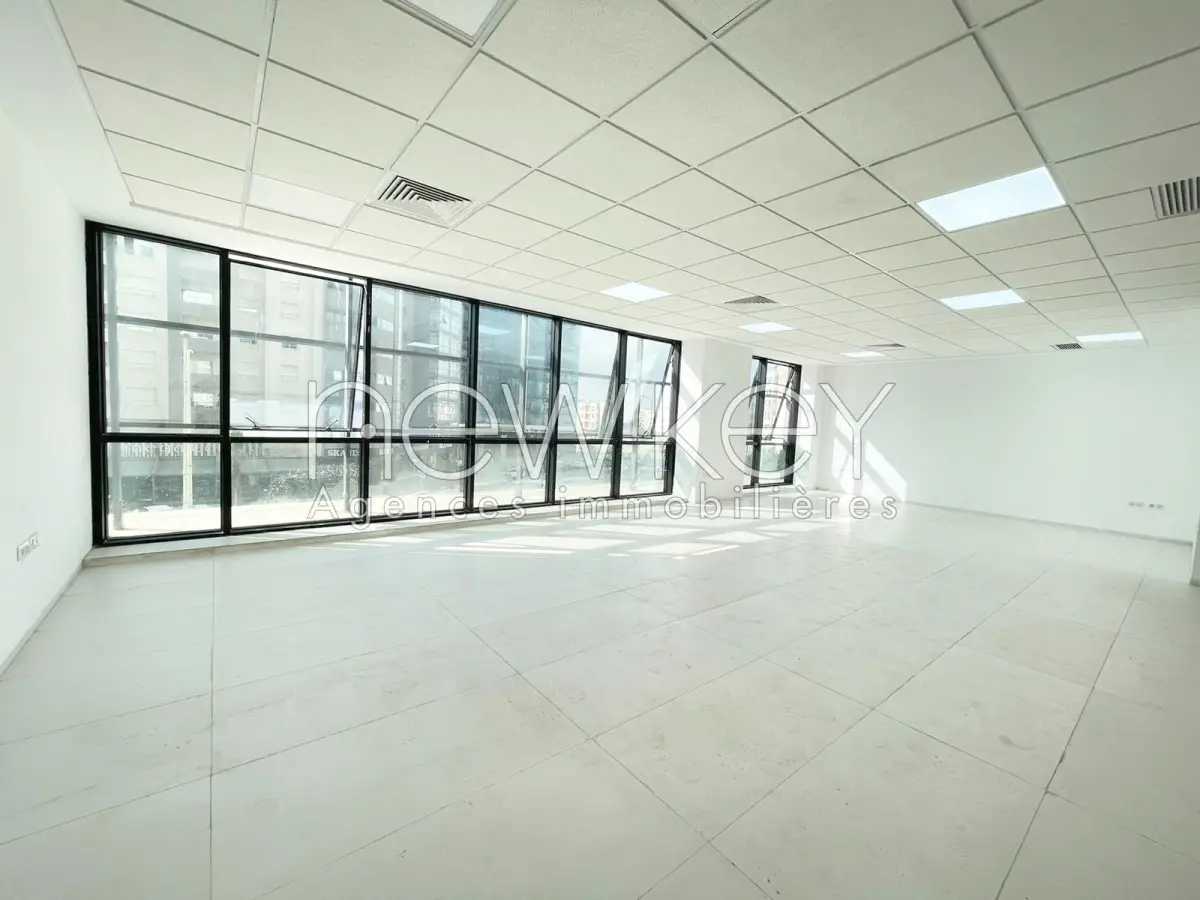Bureau neuf de 184m²  à louer au lac 2