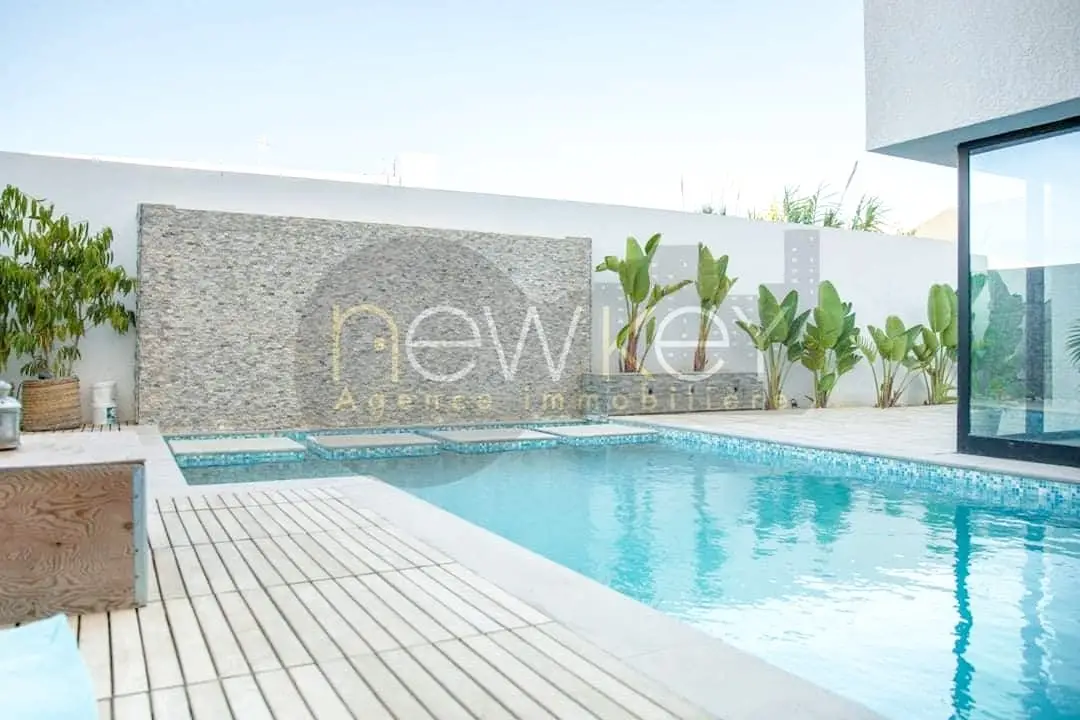 Superbe villa S4 à vendre à La Soukra