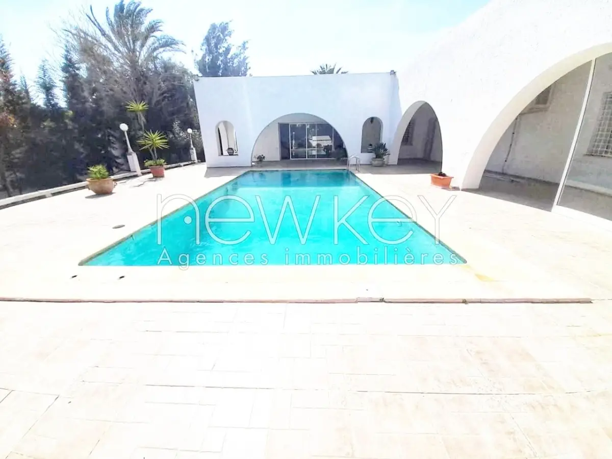 Une Somptueuse Villa de Maître à Louer à La Soukra