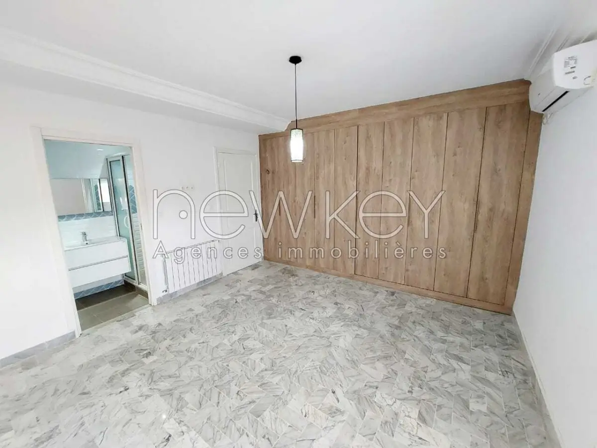 Duplex s+4 avec piscine à la Marsa