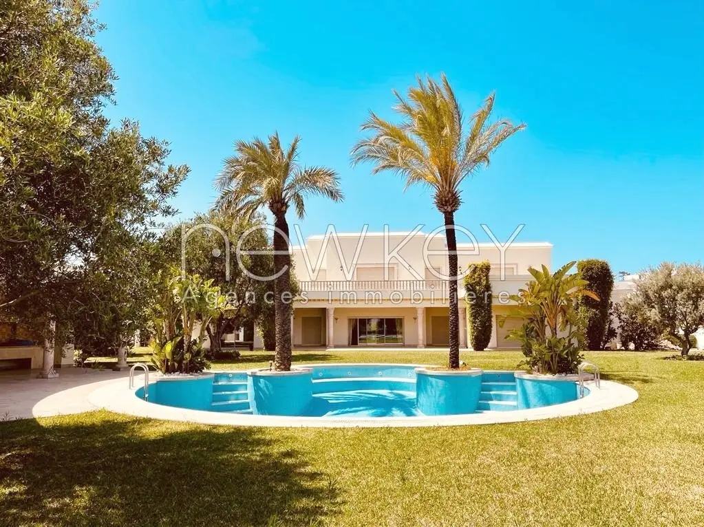 Une Somptueuse Villa de Maître à vendre à La Soukra