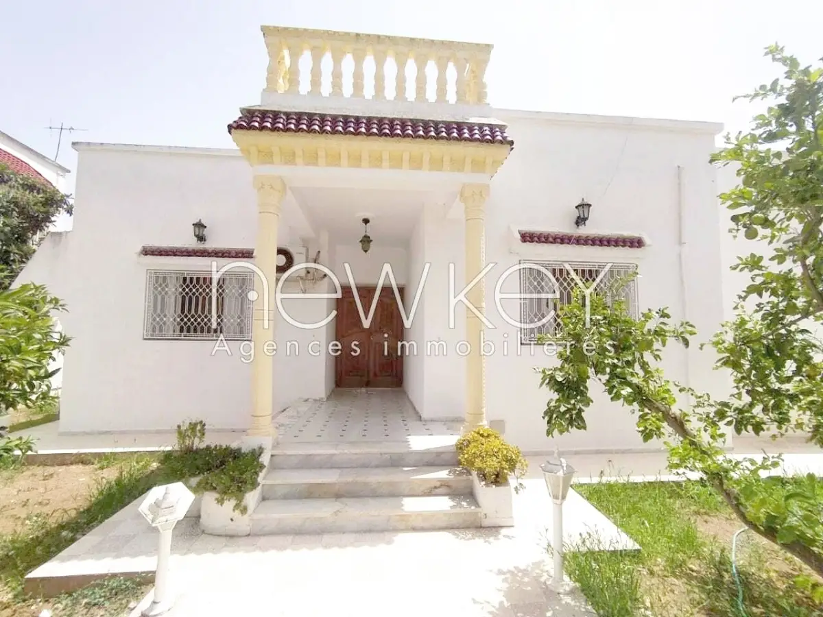 Une Grande villa S+4 à vendre à La Soukra
