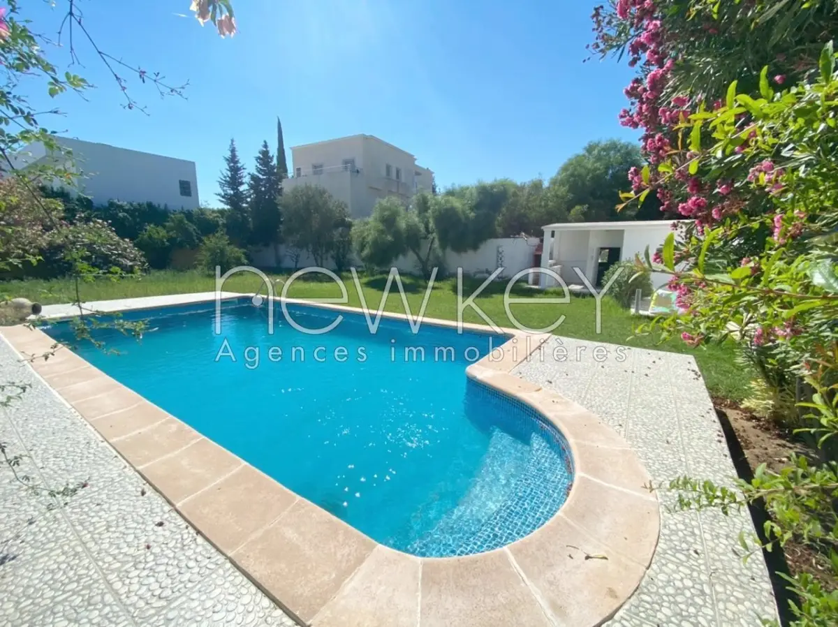 Superbe Villa s+3 avec piscine à louer à La Soukra