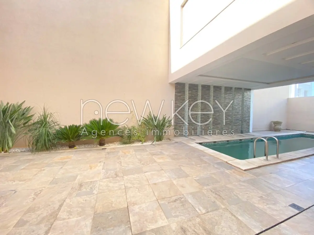 Superbe Villa S+5 Avec Piscine à louer à la Soukra