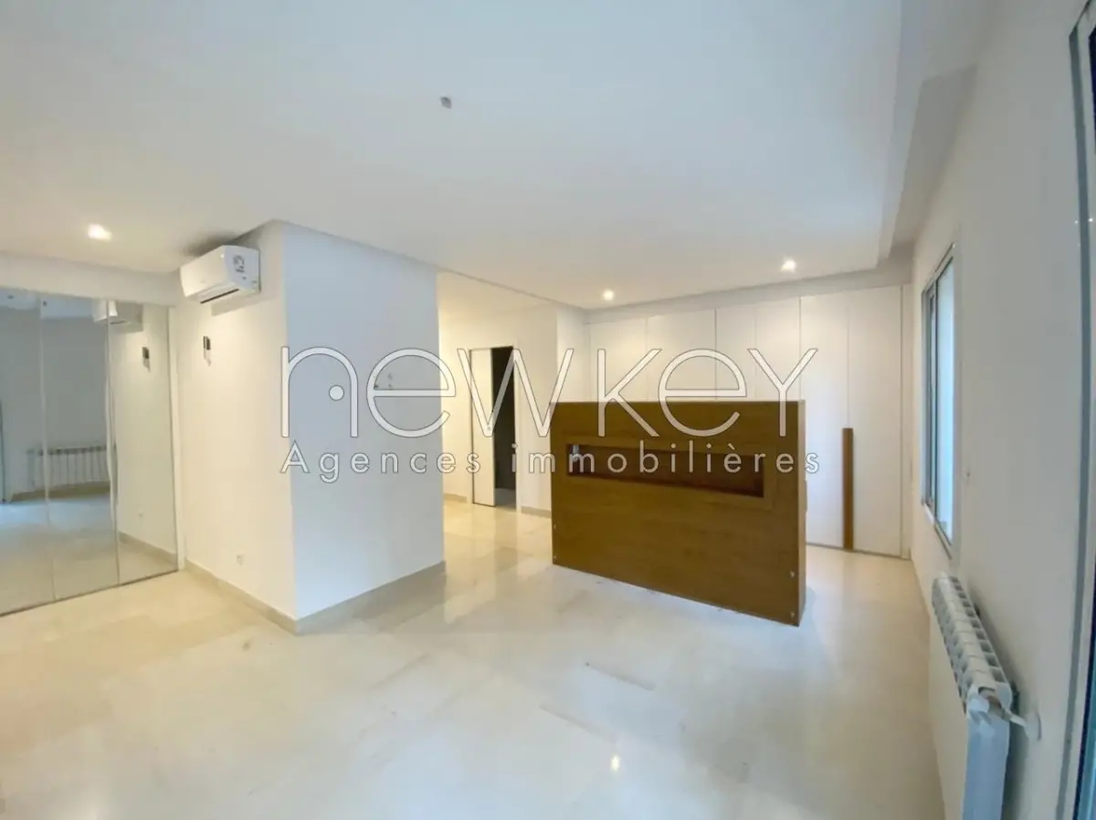 Un Coquet Appartement S+2 avec jardin à La Soukra